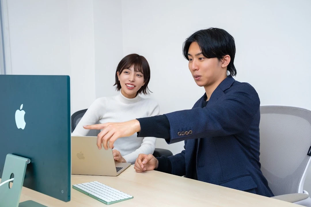 向かい合ってキャリアについて話すメンバー