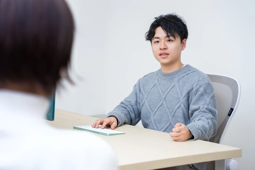 仕事について話し合うONE WILLのメンバー